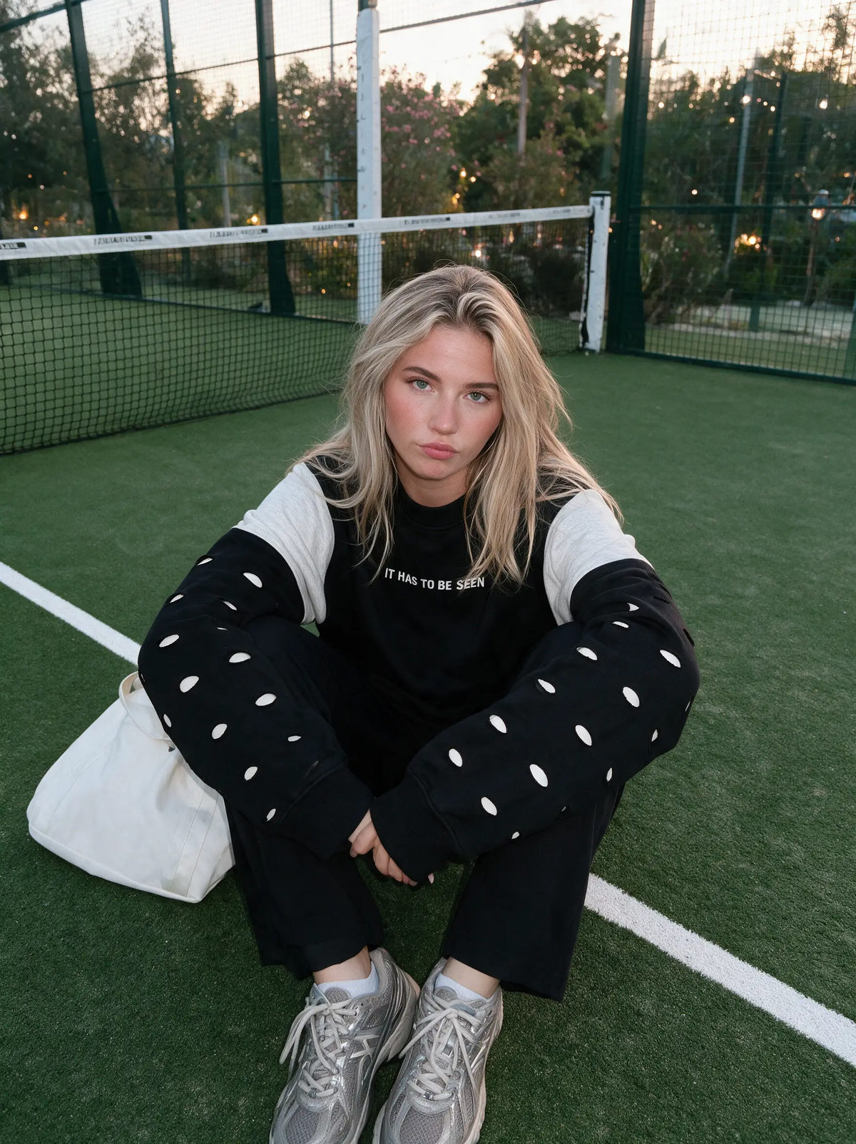 BLACK CREWNECK SWEATSHIRT